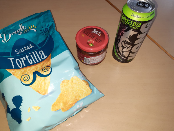Elias heutiges Menü: „Chips, Dip und Energy“