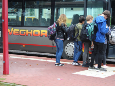 Fünftklässler in der „Busschule“