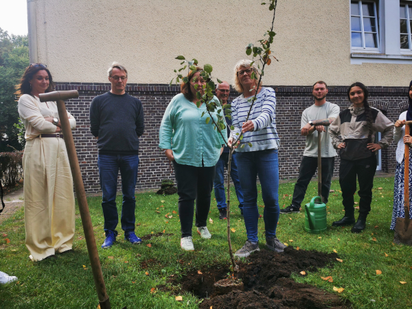 OBS 1 stellt sich der Baumpflanzchallenge